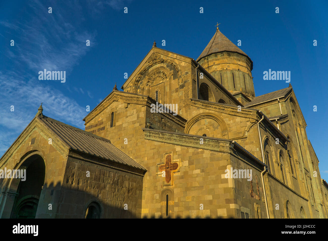 Swetizchoweli-Kathedrale bei Sonnenuntergang im September. Mzcheta, Georgia Stockfoto