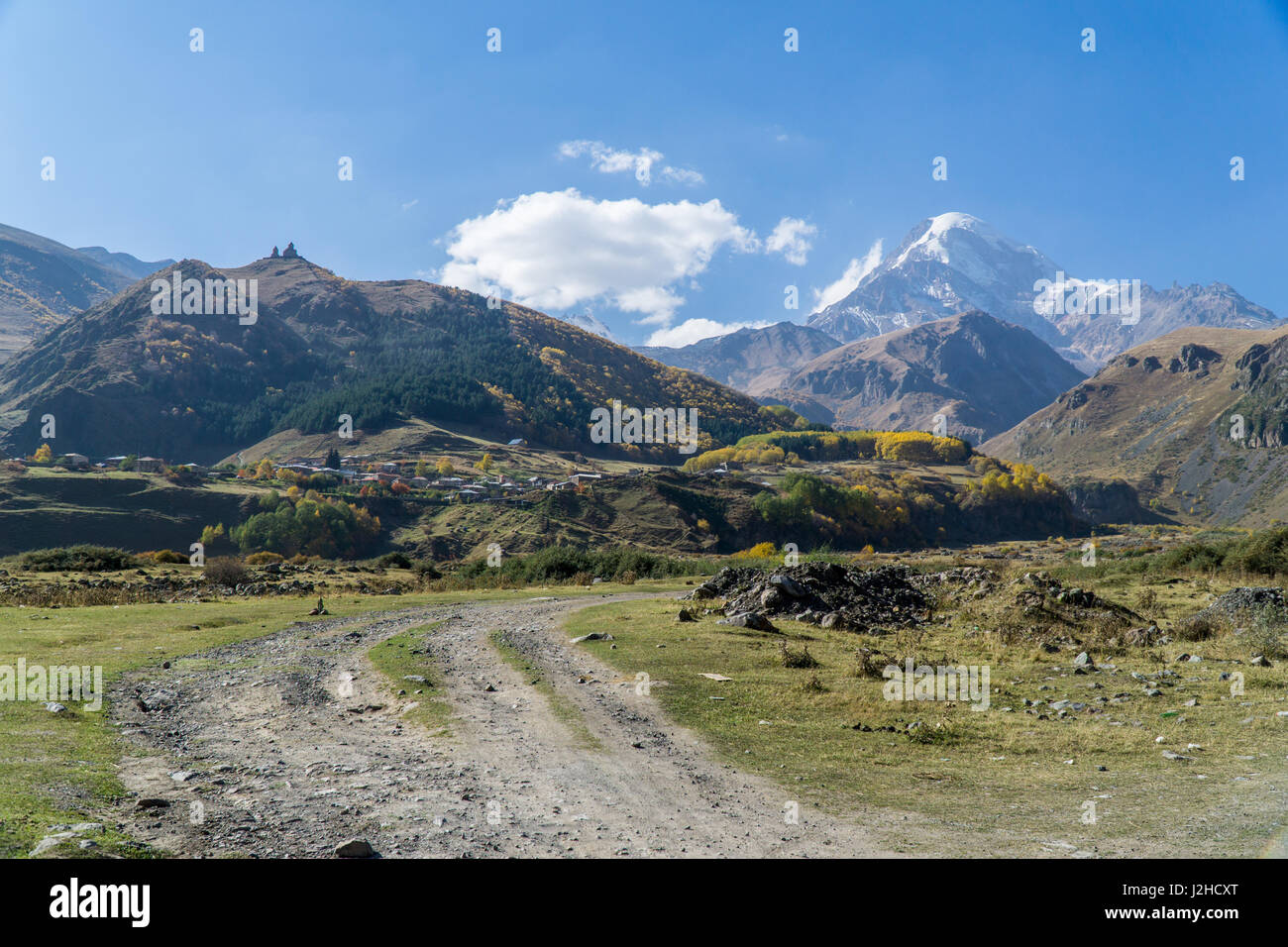 Kasbek, Ansicht von der Stepantsminda Stadt in Georgia. Es gehört zu den großen Bergen des Kaukasus. September Stockfoto