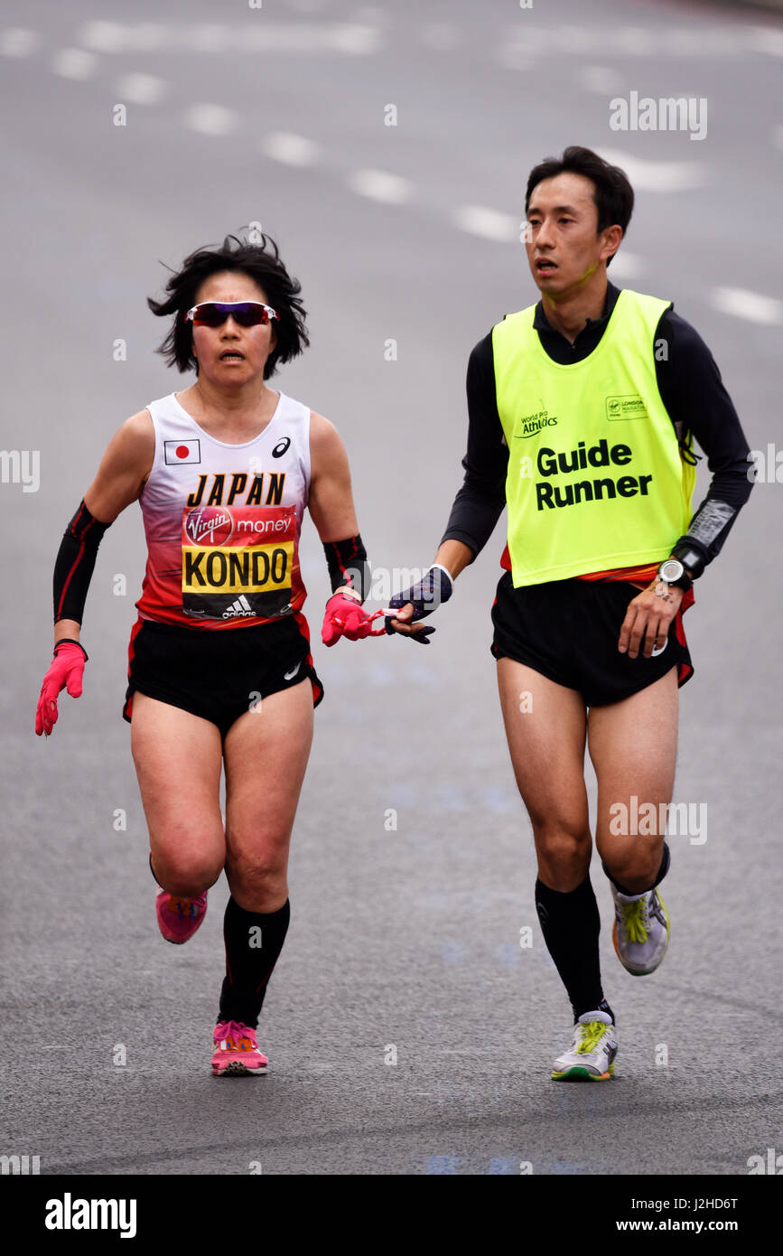 Hiroko Kondo an der T11/T12 Sehbehinderung Kategorie der London Marathon 2017 mit ihrem Guide runner und mit Platz für Kopie Stockfoto