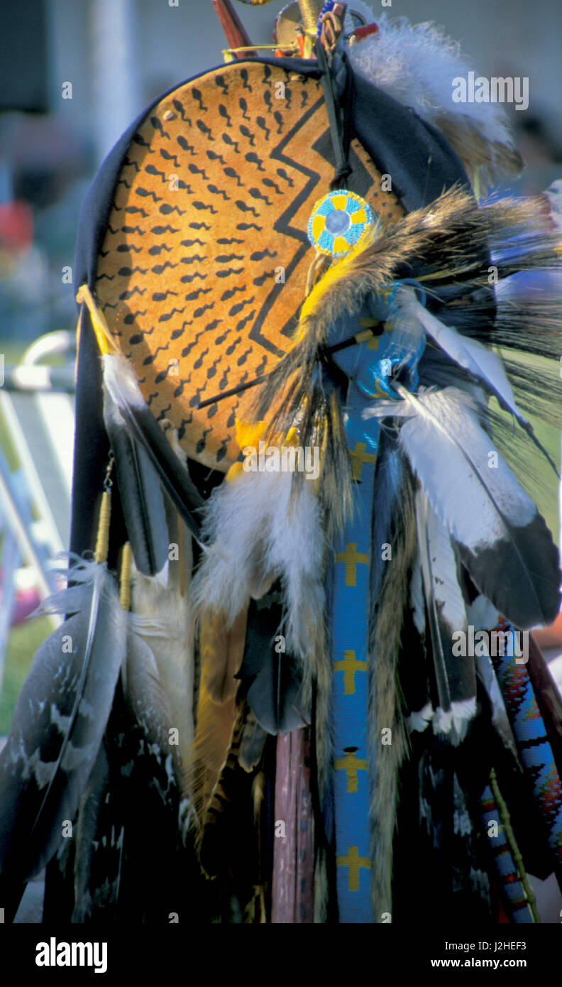 Blackfeet Krieg Gesellschaft Schild verziert mit gemalten Designs und Federn Stockfoto