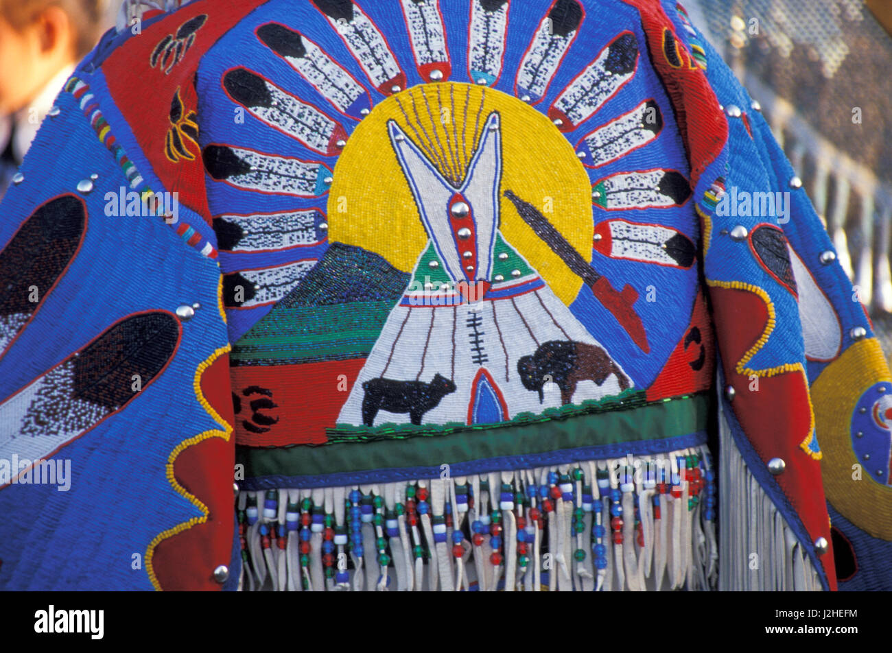 Bunte Perlenarbeiten der Tipi, aufgehende Sonne und 2 Büffel schmückt die Rückenpasse ein Blackfeet Damen pow Wow Ornat Stockfoto