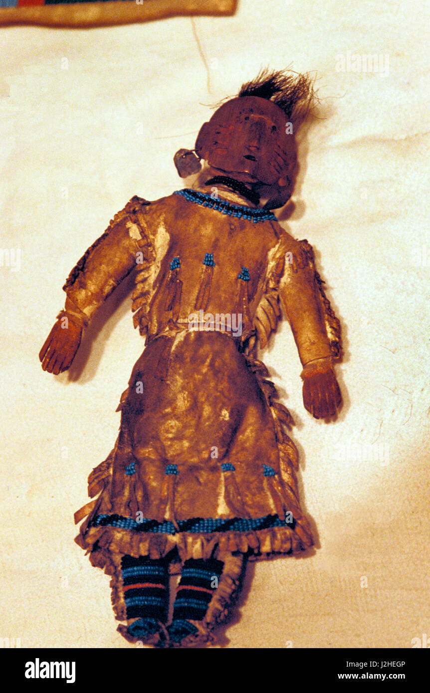 Antike Blackfeet Holzpuppe in Hirschleder-Bekleidung Stockfoto