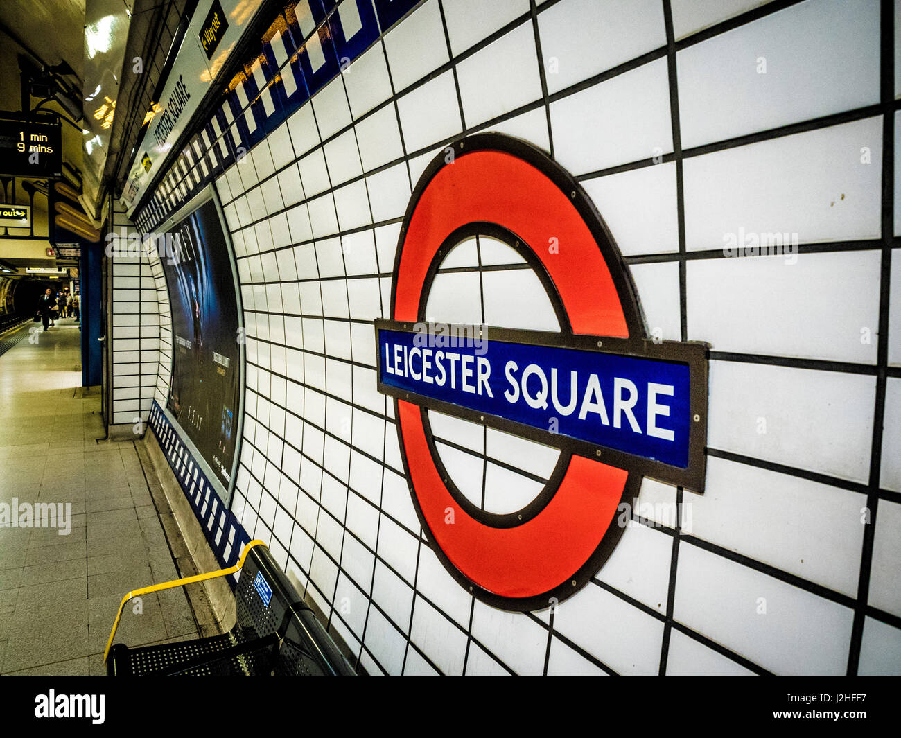 Leicester Square Tube Senderlogo auf Station Wall, London, UK. Stockfoto