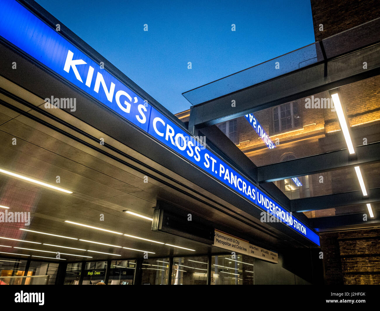 Kings Cross und St Pancras u-Bahn-Eingang in der Abenddämmerung, London, UK. Stockfoto