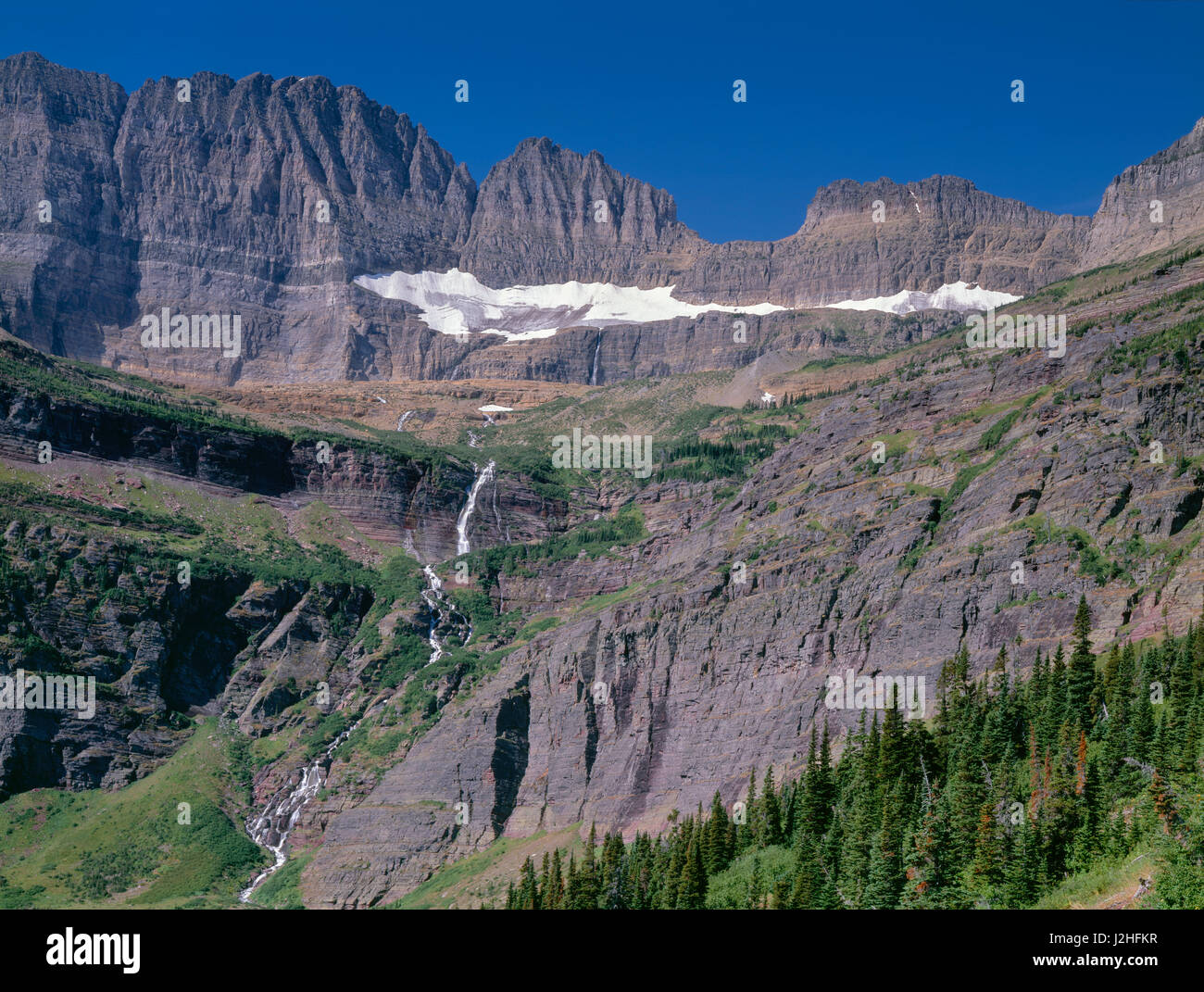 USA, Montana, Glacier National Park, Grinnell fällt wird gebildet, da Grinnell Creek Steilhang unterhalb der Gipfel der Garten Wand hinunter. (Großformatige Größen erhältlich) Stockfoto