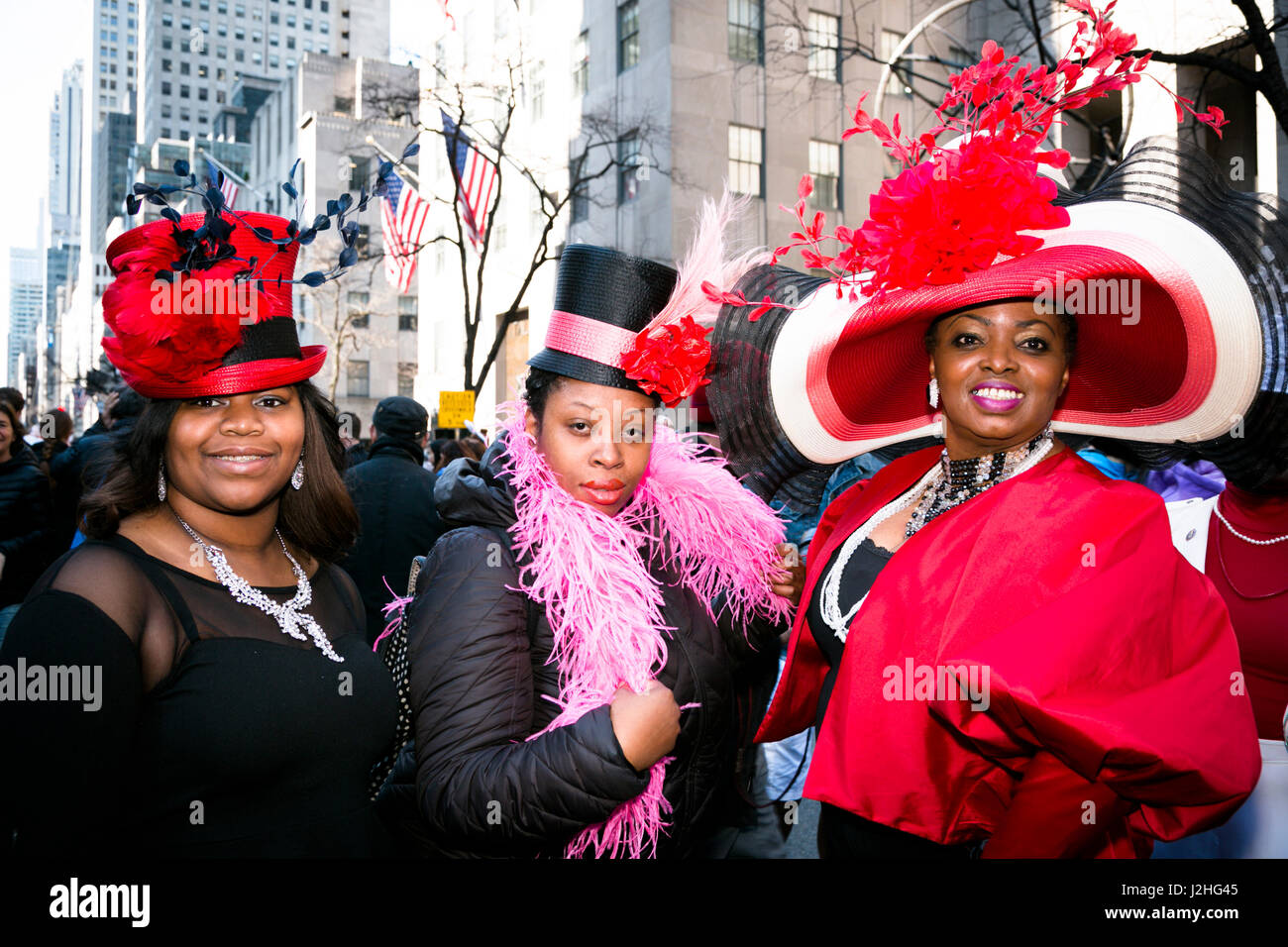 New York City, NY, USA. Schwarze Frauen Sport ihre modische Hüte an der Easter Parade hinunter 5th Avenue. Stockfoto