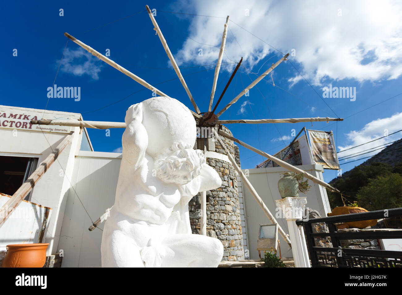 Höhle von Psychro, Griechenland - 15. Oktober 2016: Die Statuen in Creta Keramik Shop in der Nähe der Höhle des Zeus in einer Süd-West-Seite der Lassithi-Hochebene Stockfoto