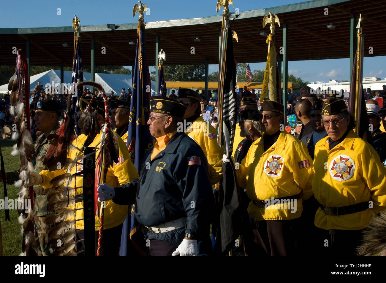 Ehrengarde und Kriegsveteranen bringen die Fahnen während Grand Entry in der Tanz Arena während einer Sonderveranstaltung und Siegerehrung am Fort Berthold Indian Reservation, North Dakota Stockfoto