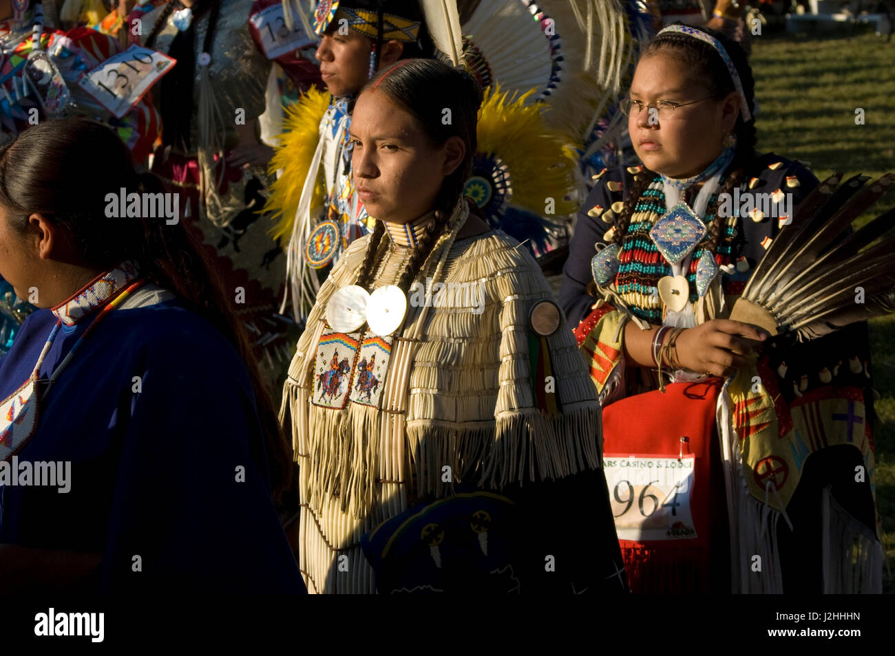 Bunte Mädchen im Teenageralter gekleidet in traditionellen Insignien von man und Signalhorn Perle Mantel und Kleid mit Elch Zähne zu beteiligen, während ein Powwow im Fort Berthold Indianer-Reservat, North Dakota Stockfoto