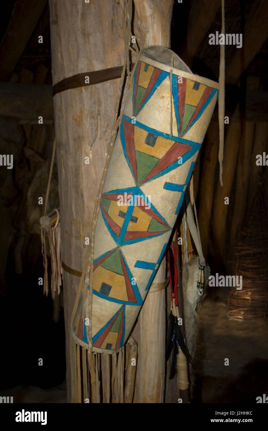 Getrocknete Rinderhaut diente, Parfleche Gegenstände wie diese gemalt die Mandan Jäger verwendet, um seine Pfeile tragen Köcher zu machen. Stockfoto