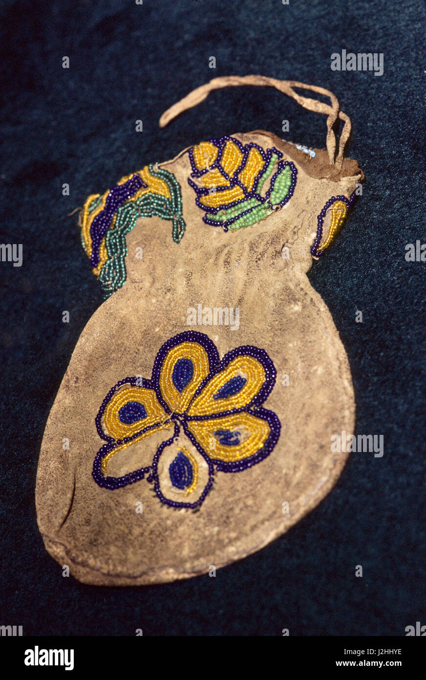 Miami Leder Hirschleder Beutel mit Kordelzug um die Spitze und mit floralen Mustern der Perlenstickerei verziert. Stockfoto