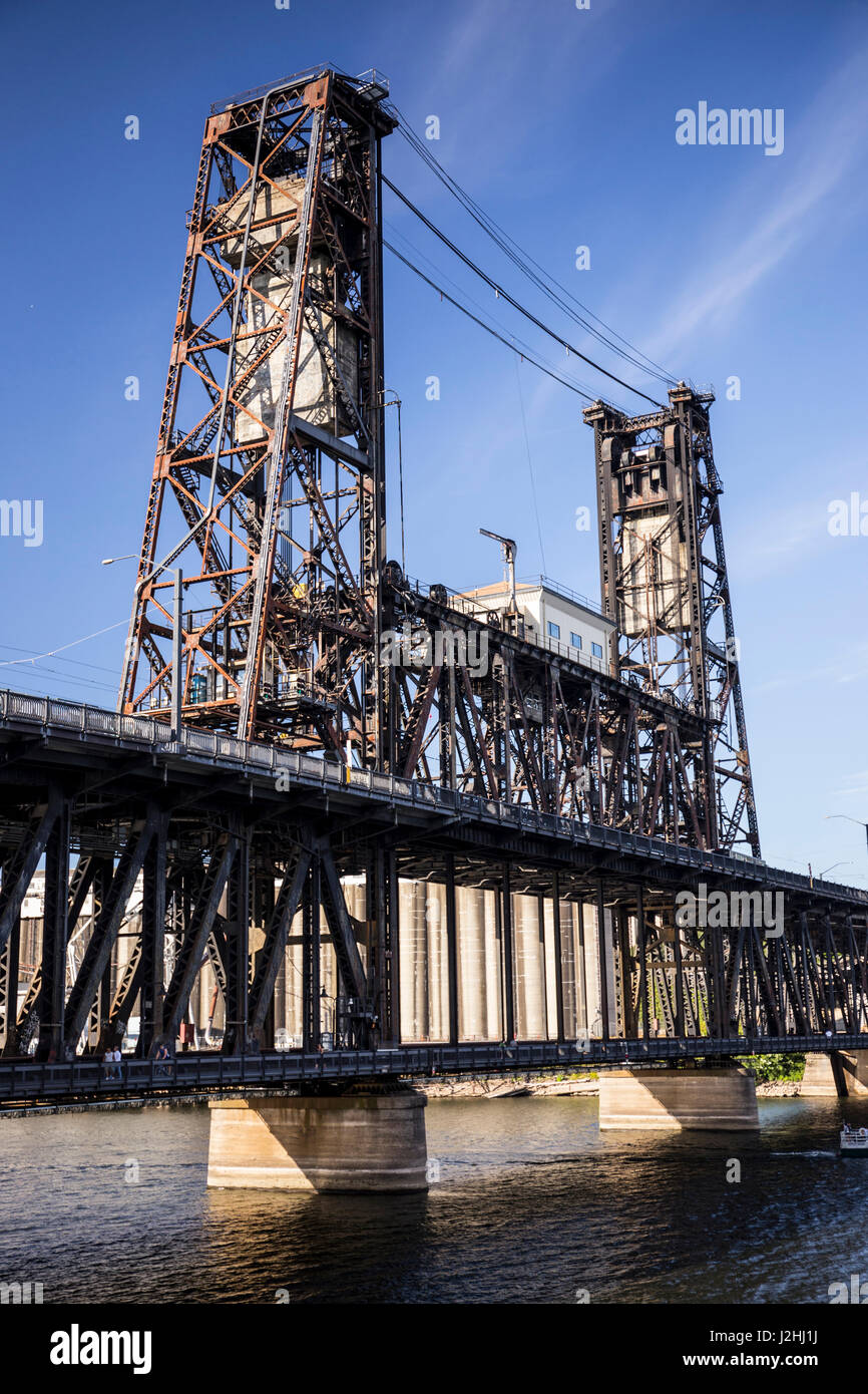 USA, Oregon, Portland. Stahl-Brücke überspannt den Willamette River und wurde 1912 eröffnet. Stockfoto