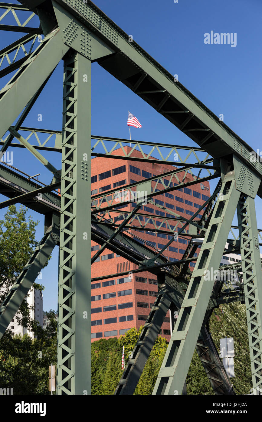 USA, Oregon, Portland. Innenstadt und die Hawthorne Bridge. Stockfoto