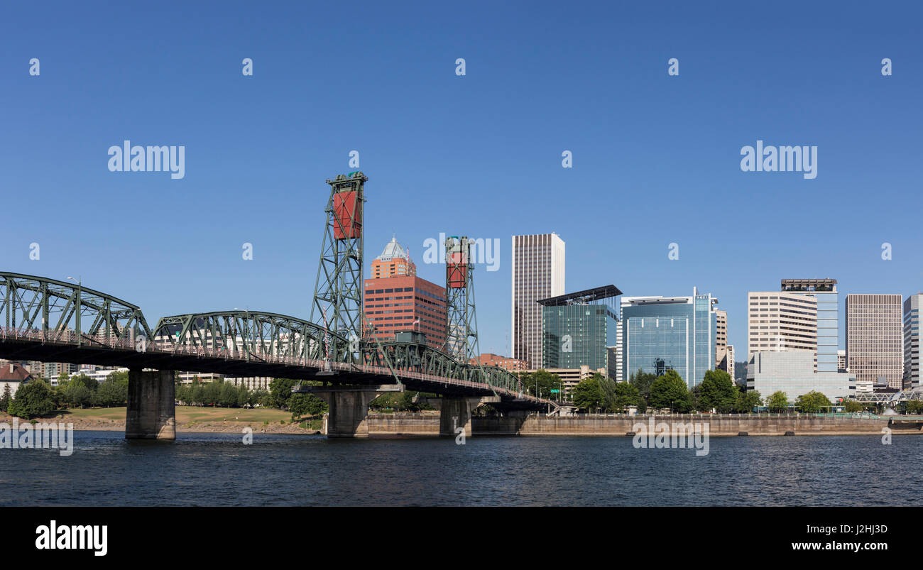 USA, Oregon, Portland. Innenstadt und die Hawthorne Bridge. Stockfoto