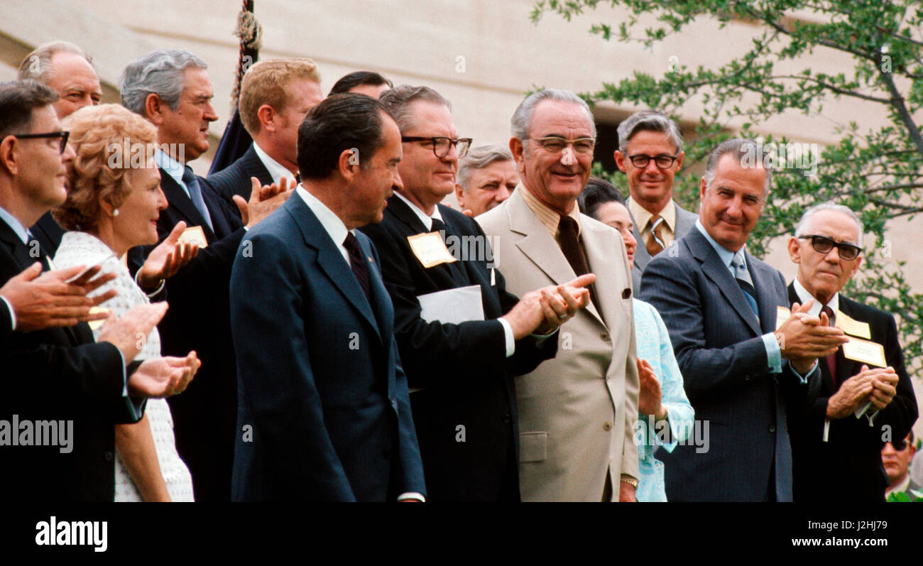 Präsident Lyndon Johnson, Präsident Nixon und Agnew Vizepräsident bei der Eröffnung der LBJ Library auf Mai 22,1971 Stockfoto