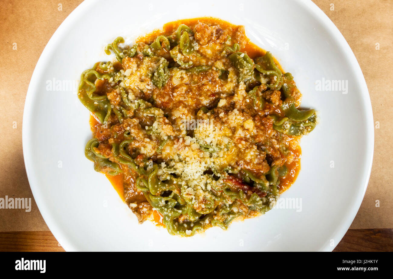 Mafaldine Spinat Pasta mit einem herzhaften Fleisch Ragout und Parmesankäse Stockfoto