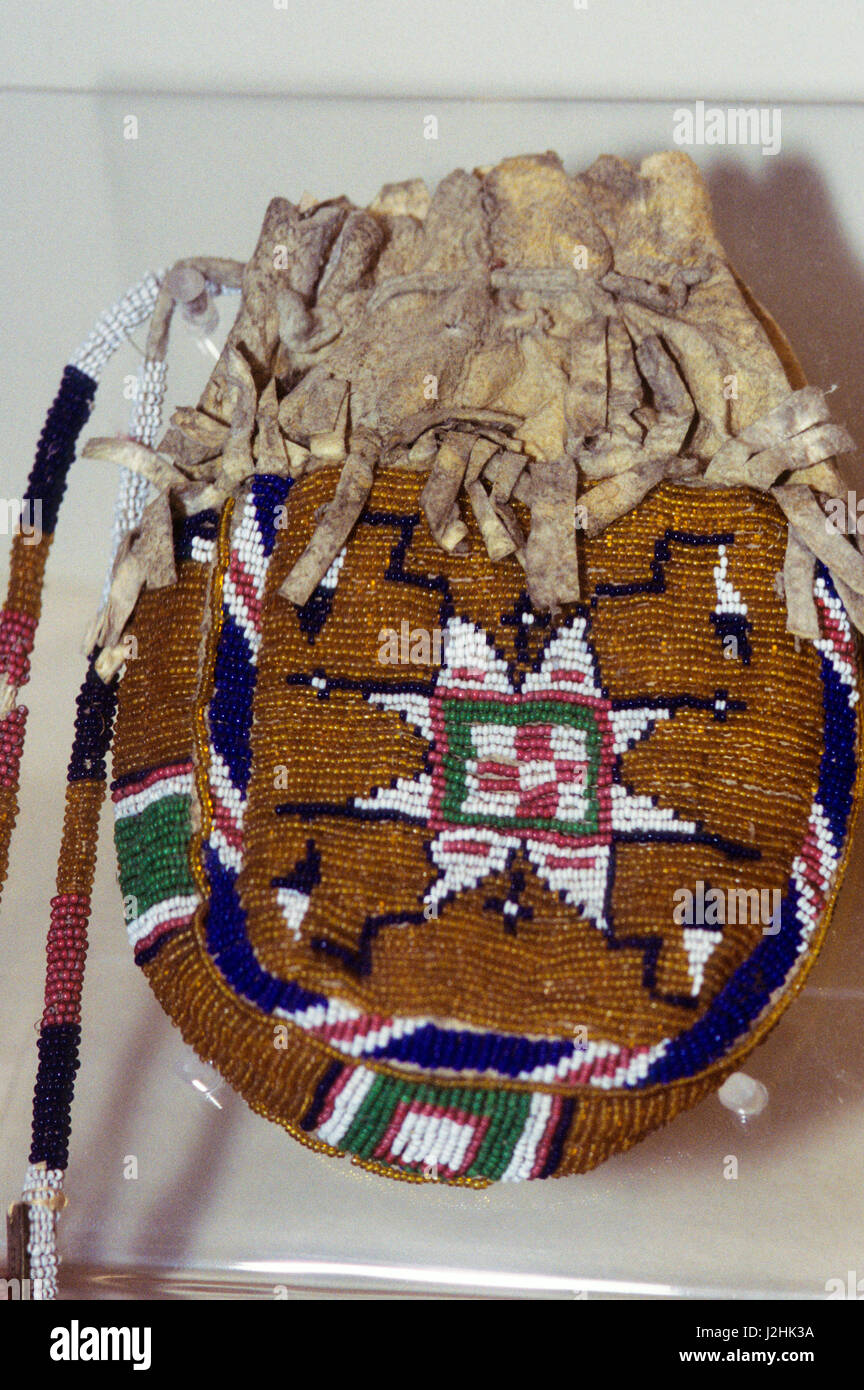 Ute indische Perlenstickerei auf einen Beutel aus Tierhaut hergestellt. Dies würde verwendet worden sein, Amulette und Medikamente tragen. Stockfoto