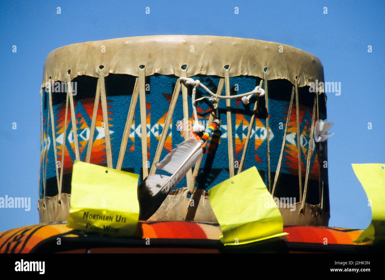 Große kreisförmige pow Wow Trommel verwendet von einer Gruppe von Ute Sänger, Fort Duchesne, Utah Stockfoto