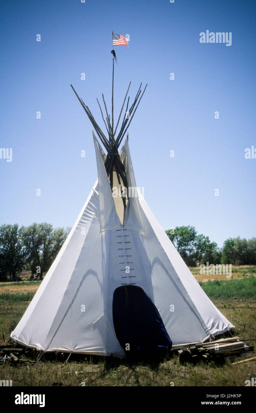 Tipi mit kleinen amerikanischen Flagge auf die Uintah und Ouray Indian Reservation, Utah Stockfoto