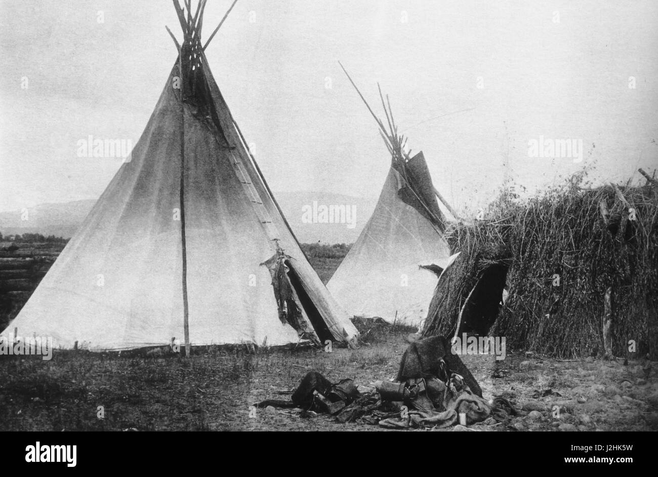 Historisches Foto, späten 1880er Jahren, der ein Utes indischen Lager der Tipis und eine Weide Wickiup Tierheim Stockfoto