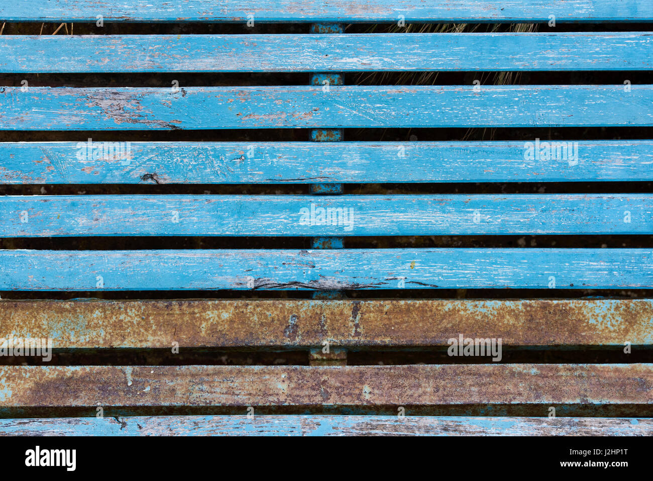 Alte bemalte blau aus Holz Garten-Sitzplatz mit peeling Paint Textur Stockfoto