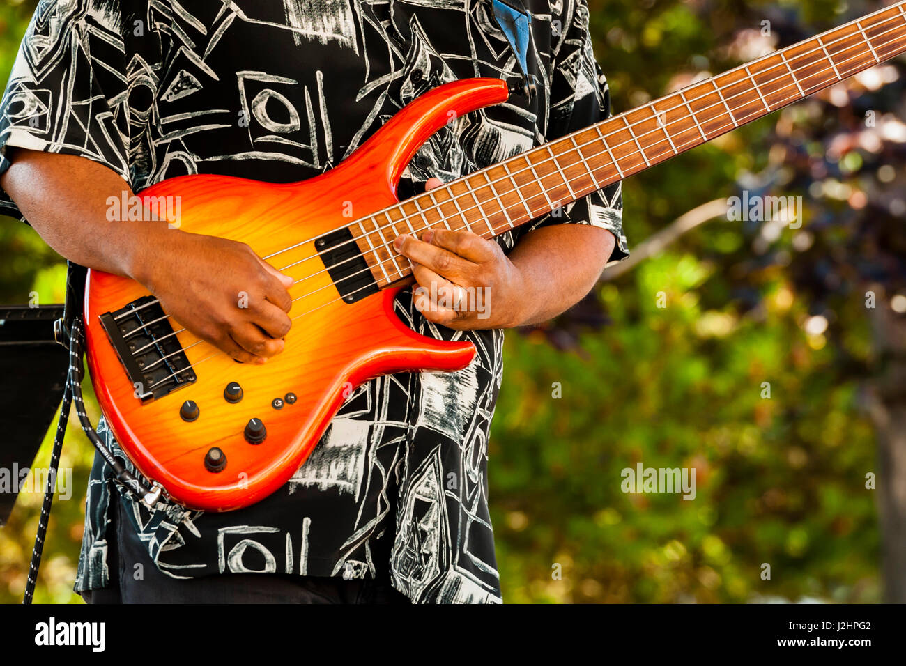 USA, Washington, Woodinville. Bass-Spieler nimmt eine Solo bei einer Outdoor-Veranstaltung. Stockfoto