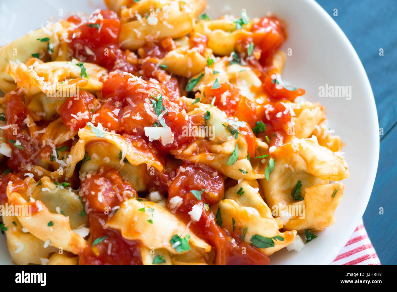 Frische Tortellini mit hausgemachter Tomatensauce