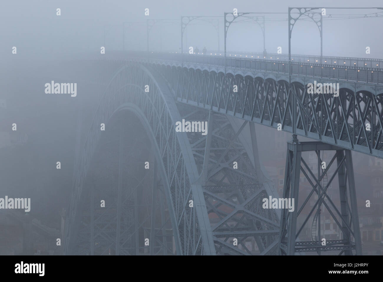Brücke, Bogenbrücke Ponte Dom Luis I über den Douro, mit Nebel, Porto, Portugal, Europa Stockfoto