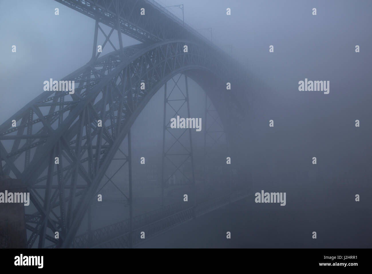 Brücke, Bogenbrücke Ponte Dom Luis I über den Douro, mit Nebel, Porto, Portugal, Europa Stockfoto