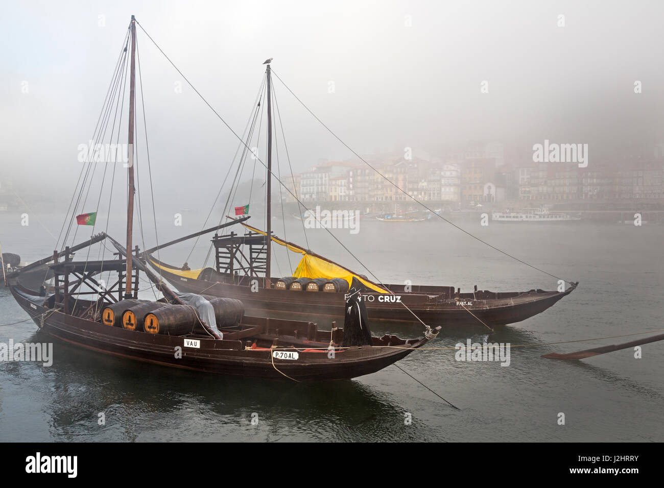 Rabelo Boote, Portwein Boote mit Nebel, Rio Douro, Porto, Portugal, Europa Stockfoto