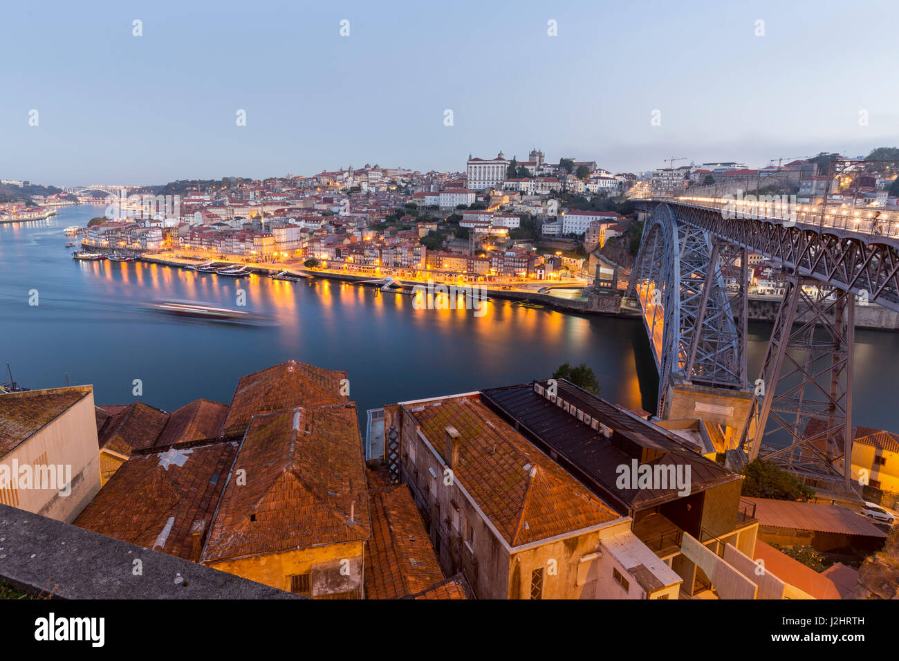 Blick über Porto mit Brücke, Ponte Dom Luís I, über den Fluss Douoro, Portugal, Europa Stockfoto