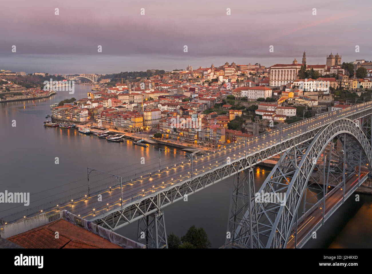 Blick über Porto mit Brücke, Ponte Dom Luís I, über den Fluss Douro, Porto, Portugal, Europa Stockfoto