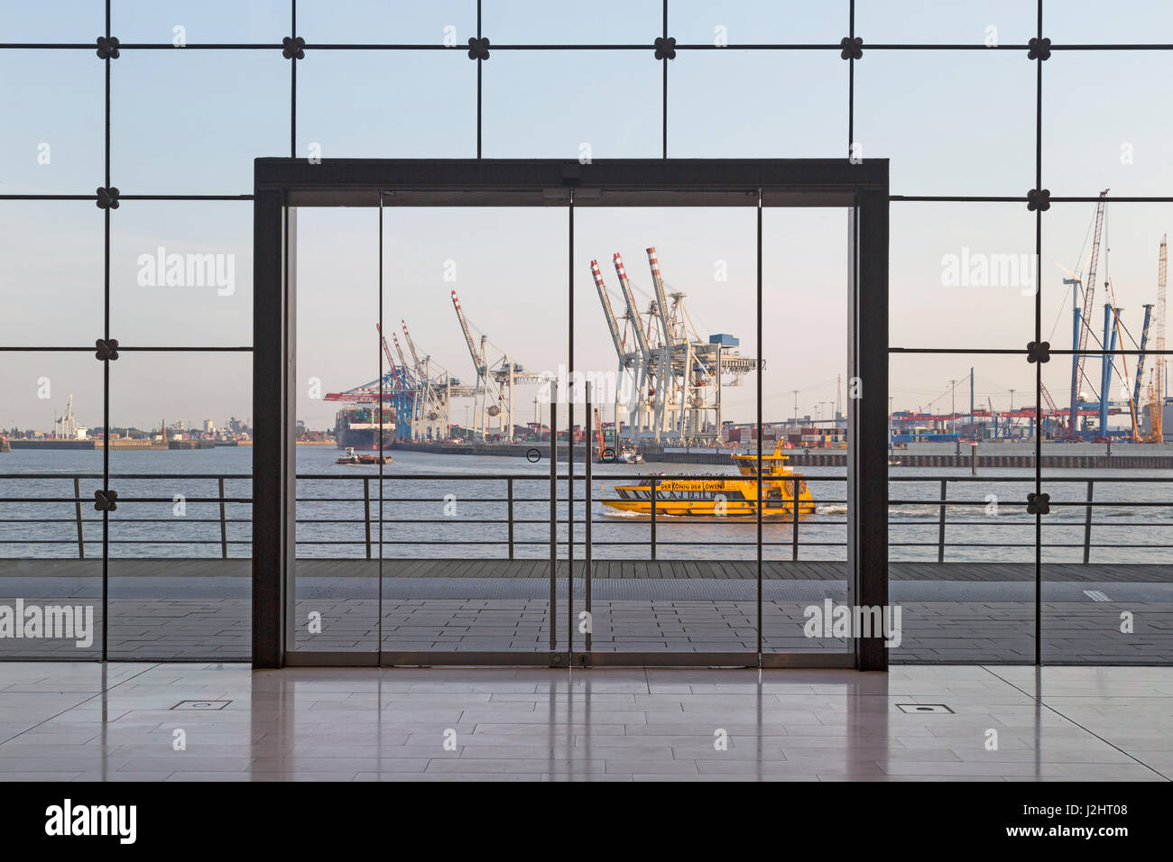 Blick auf den Hamburger Hafen aus einem Bürogebäude, Hamburg, Deutschland, Europa Stockfoto