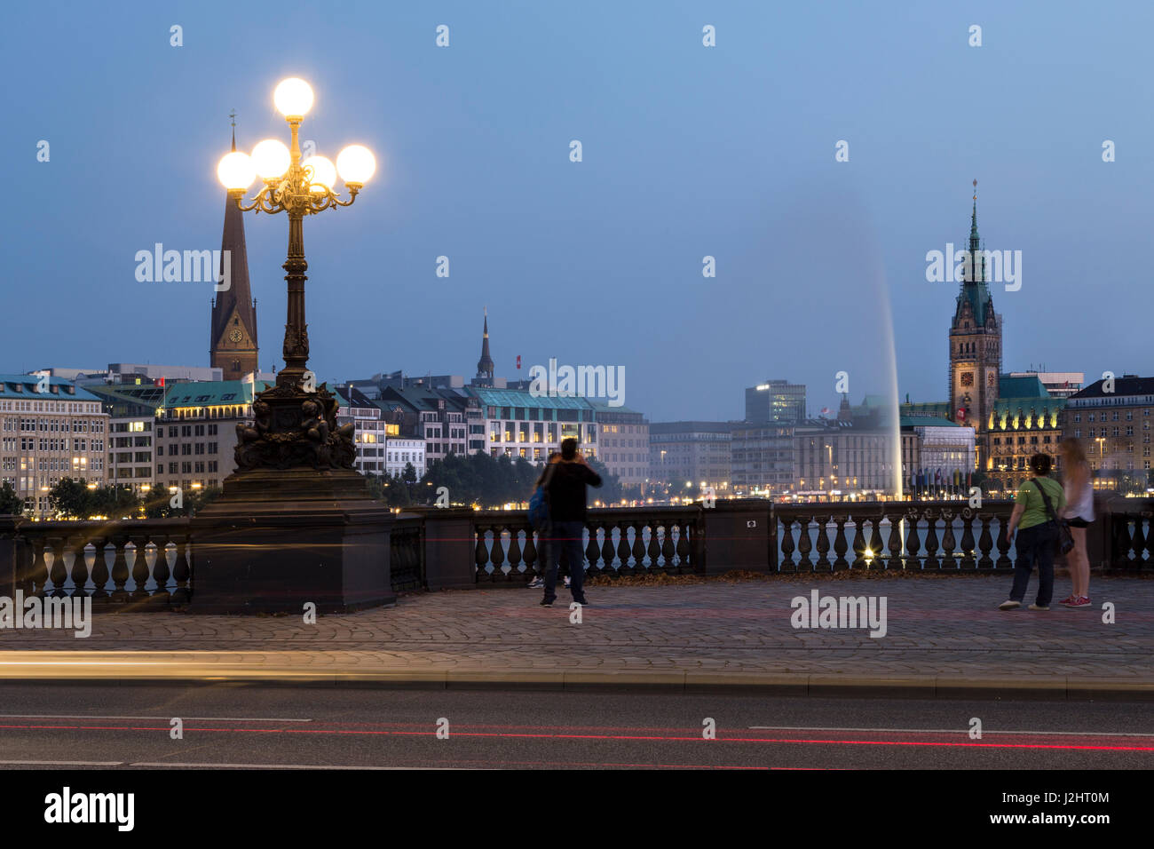 Blick auf Hamburg Binnenalster bei Dämmerung, Hamburg, Deutschland, Europa Stockfoto