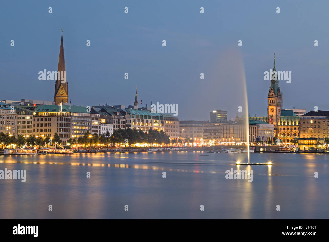 Blick auf Hamburg Binnenalster bei Dämmerung, Hamburg, Deutschland, Europa Stockfoto