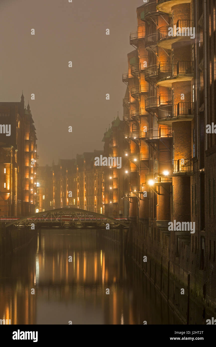 Historische Speicherstadt bei Nacht, Hafencity, Hamburg, Deutschland, Europa Stockfoto