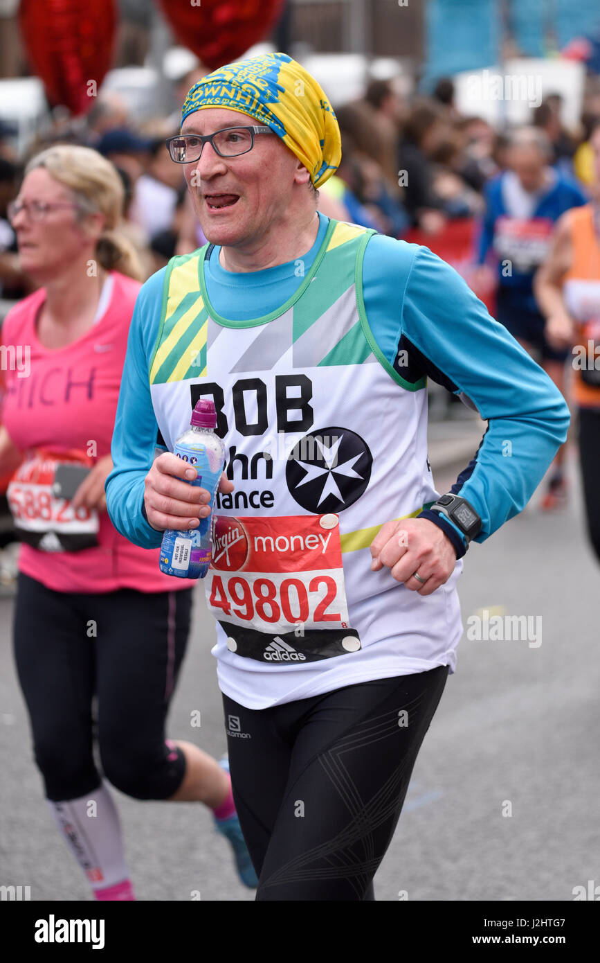 Clive Hardy ältere ältere Läuferin, die am London Marathon 2017 teilnahm Stockfoto