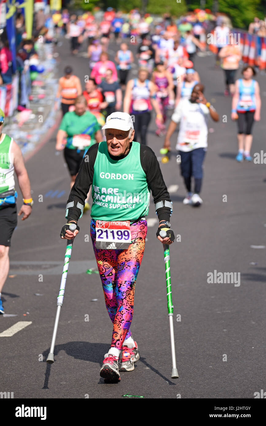 Gordon Merfield nahm 2017 am London Marathon in der über siebzig Kategorie Teil Stockfoto