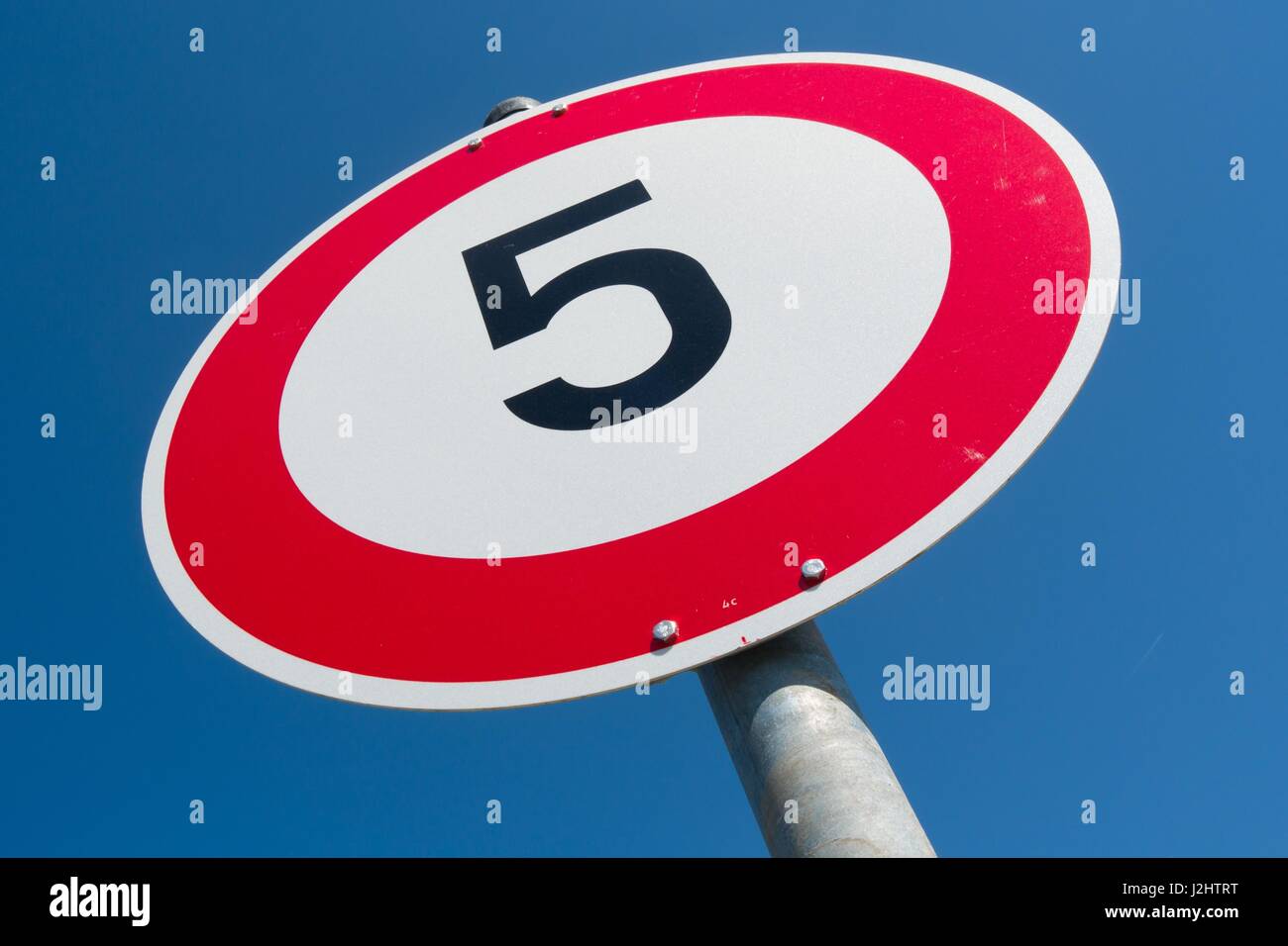 Deutsche Verkehrszeichen: Geschwindigkeit 5 km/h zu begrenzen Stockfoto