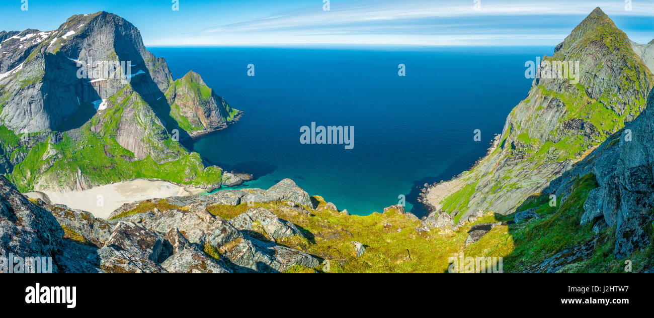 Wunderschöne Panorama des Küstengebirges, Bunes Strand und das Meer vom Gipfel eines der Reihe Spitzen - Lofoten Inseln, Norwegen Stockfoto