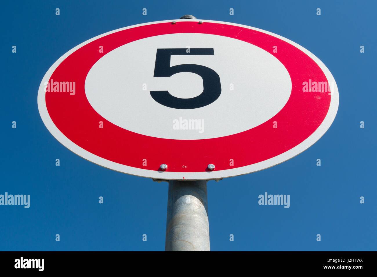 Deutsche Verkehrszeichen: Geschwindigkeit 5 km/h zu begrenzen Stockfoto