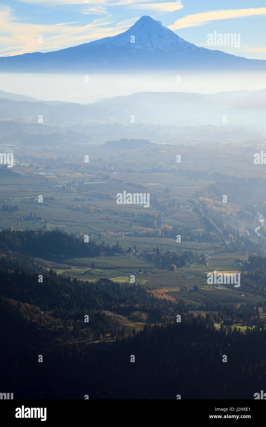 USA, Oregon, Hood River, aerial Landschaft Rauch in der Hood River Valley aus landwirtschaftlichen Brände und Mt. Hood. Stockfoto