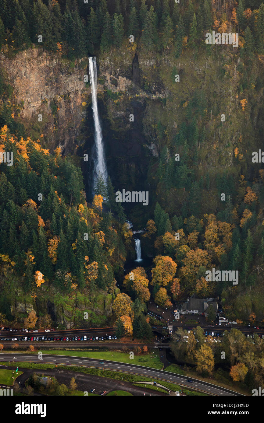 USA, Oregon, aerial Landschaft der Multnomah Falls und Multnomah Herbst Lodge. Stockfoto