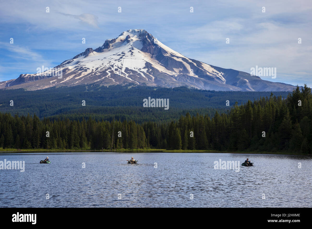 USA, Trillium Lake, Fischer auf Trillium See vor Mt. Hood. Stockfoto