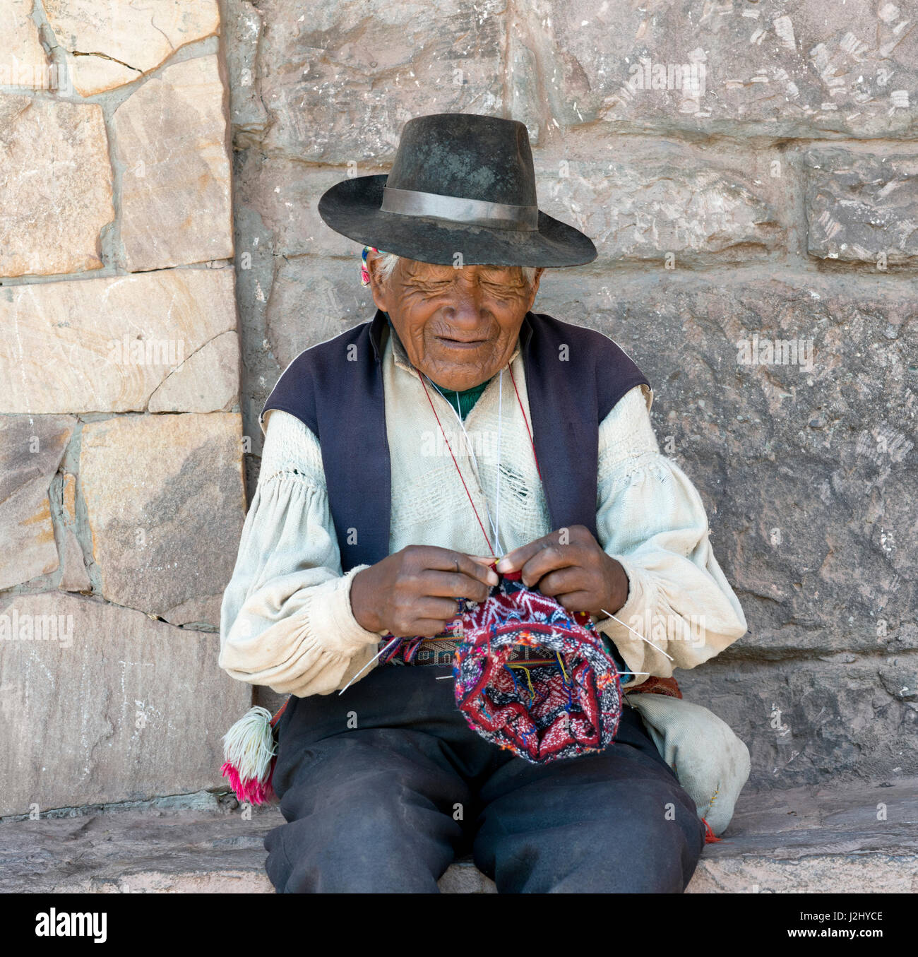 Peruanische native Mann eine Mütze stricken. 17. Oktober 2012 - Insel  Taquile, Titicacasee, Peru Stockfotografie - Alamy