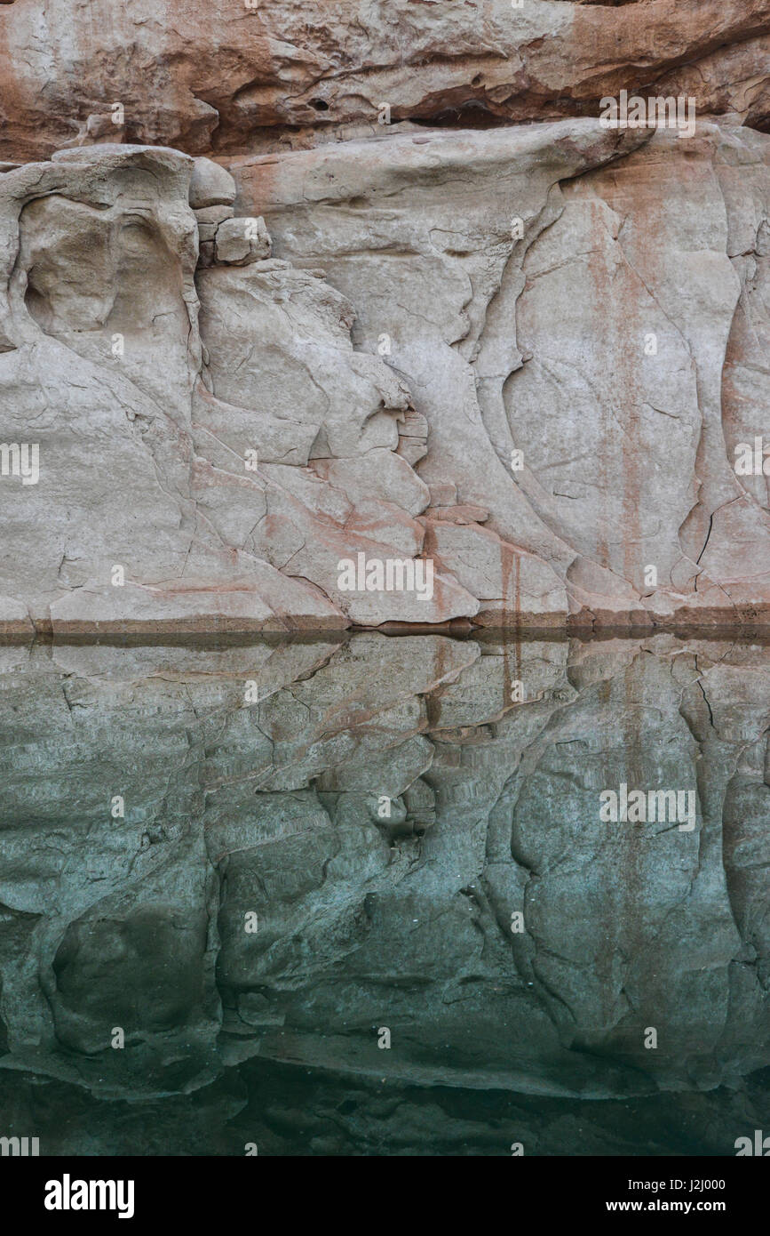 USA, Utah, Glen Canyon national Recreation Area. Detail der abstrakten Design Canyon Wand Reflexionen, Llewelyn Gulch. Stockfoto