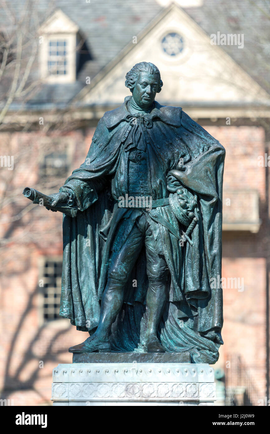 Statue von Baron de Botetourt, College of William &amp; Mary (großformatige Größen erhältlich), Williamsburg, Virginia, USA Stockfoto