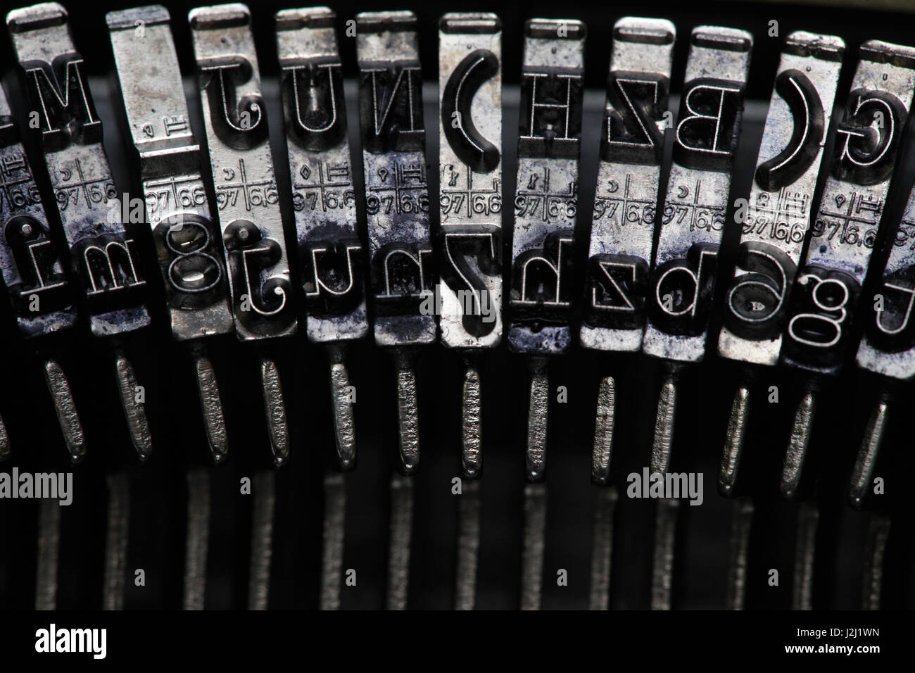 Schreibmaschine hämmert und Schlüssel aus einer alten deutschen Olympia Splendit Schreibmaschine. Stockfoto