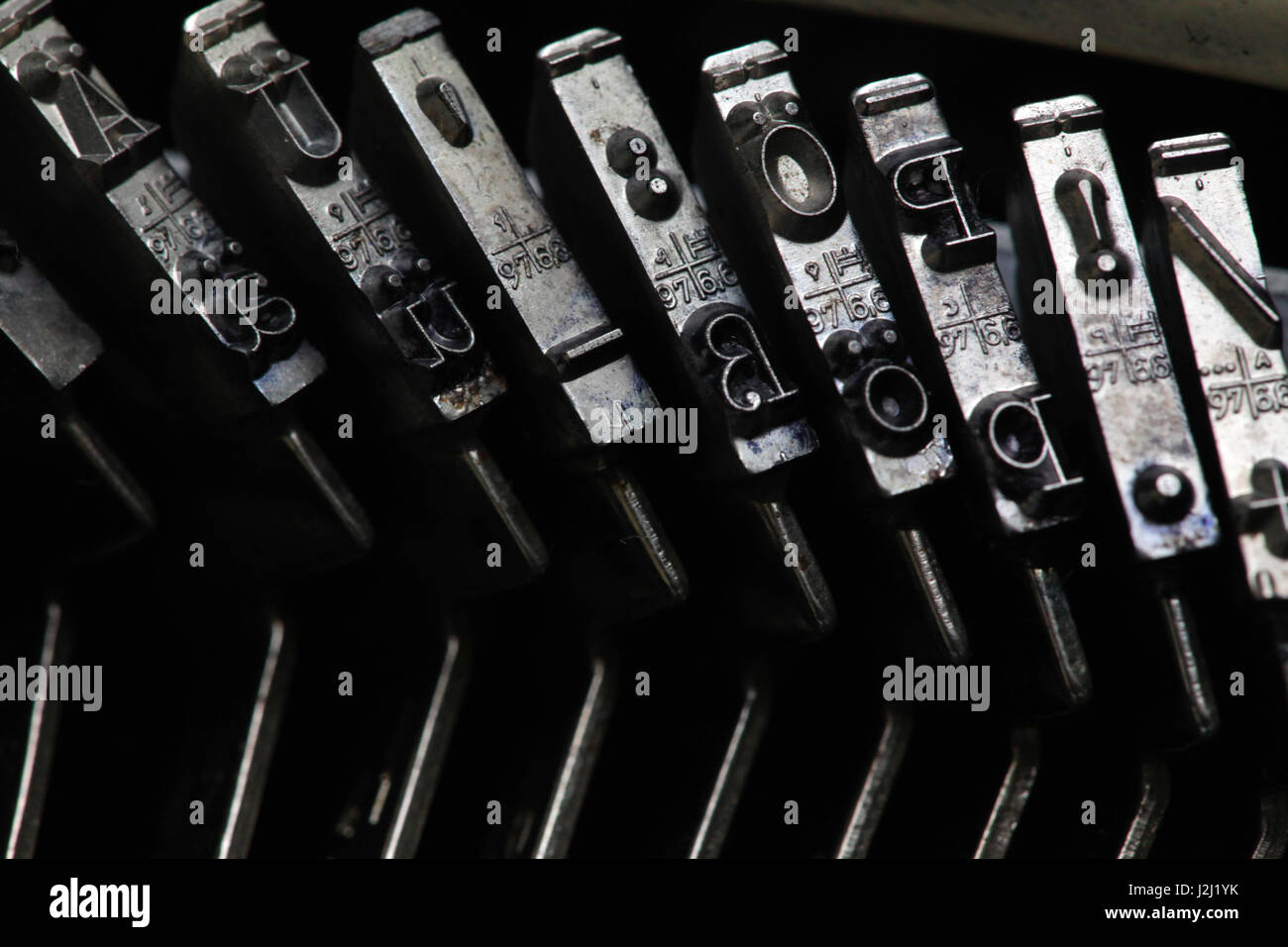 Schreibmaschine hämmert und Schlüssel aus einer alten deutschen Olympia Splendit Schreibmaschine. Stockfoto