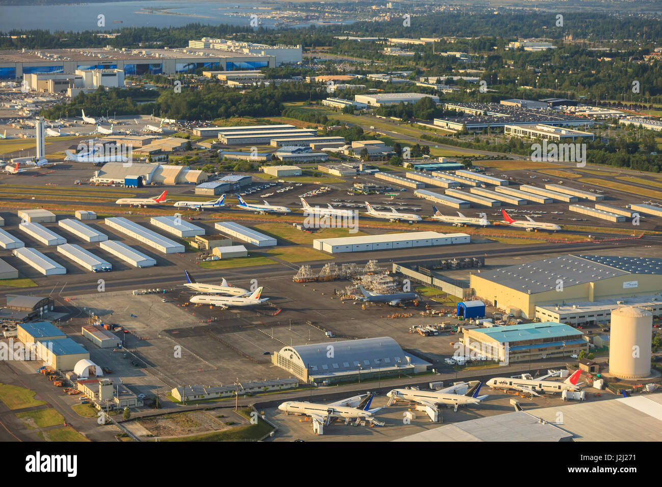 Luftbild von Paine Field und Boeing Everett Pflanze, größte Herstellung Gebäude in der Welt nach Volumen, Everett, WA, USA Stockfoto